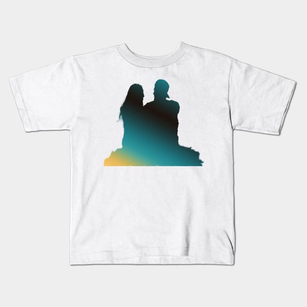 husband and wife travellers Kids T-Shirt by artist369